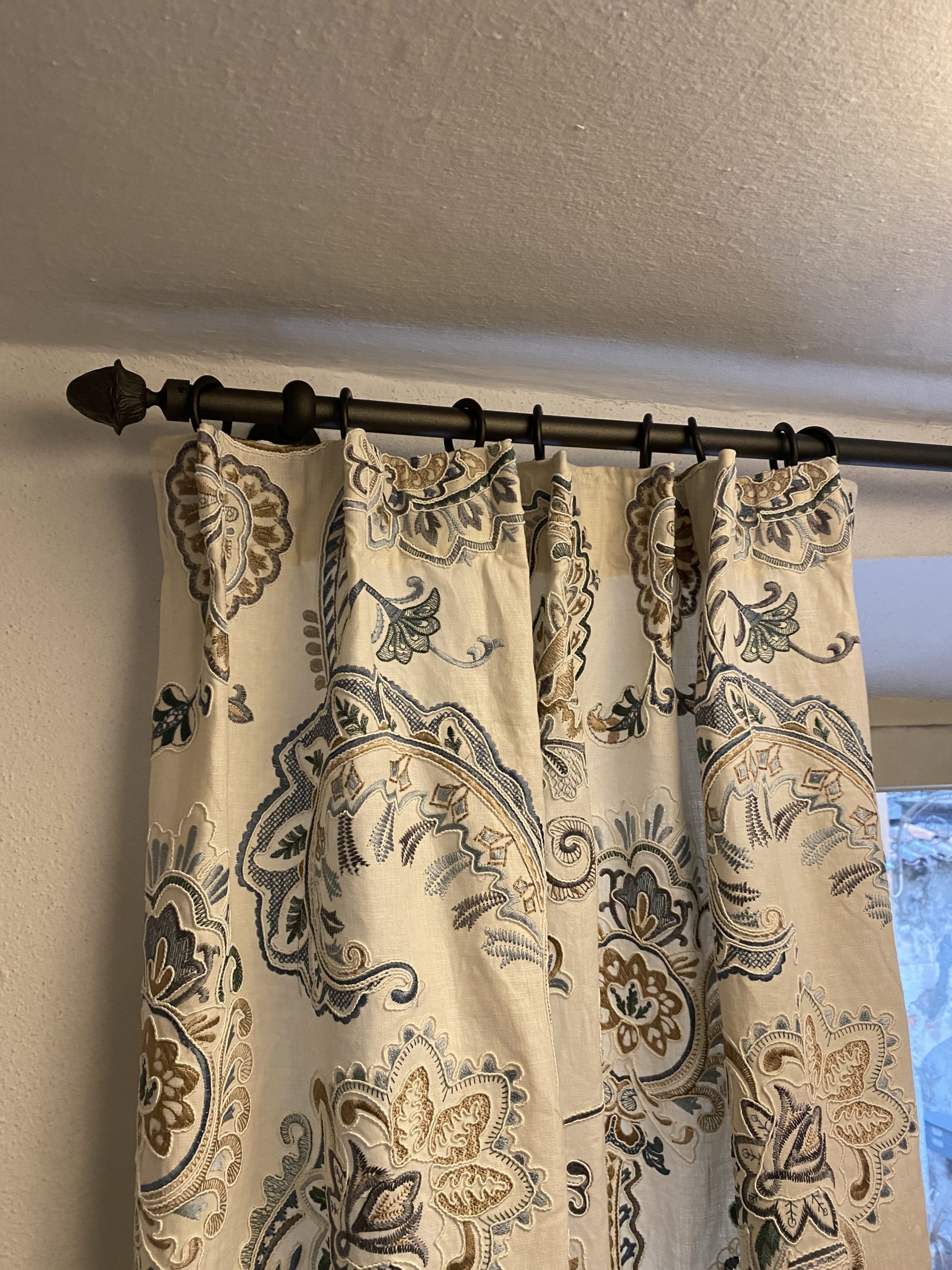 Tenda ricamata con motivo paisley